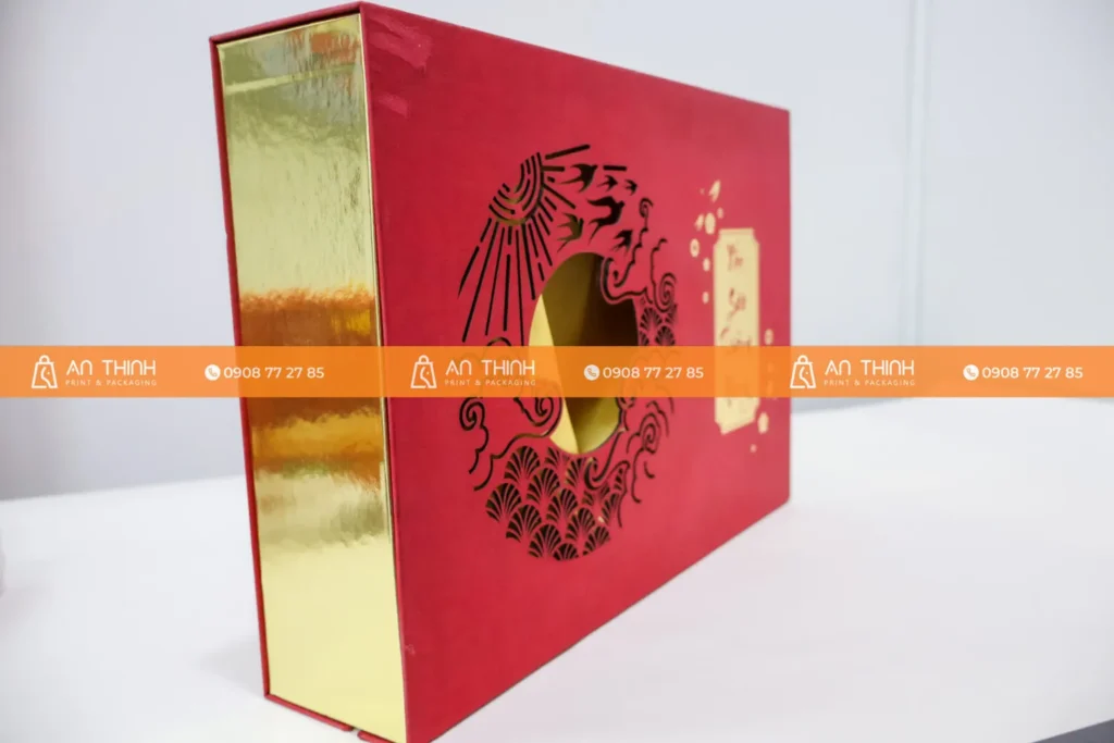 Lop boi ngoai So sánh hộp nam châm và hộp âm dương Lớp bồi ngoài: Giấy Couches, giấy mỹ thuật, giấy kraft, giấy metalize cao cấp