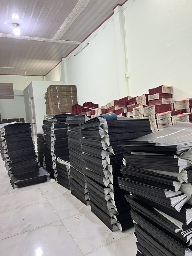 Gia công dán túi giấy số lượng lớn để bàn giao cho khách hàng