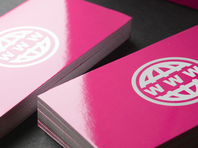 Can mang la qua trinh phu mot lop mang nhua mong len be mat an pham sau khi in Sai lầm khi đặt in hộp carton Quên cán màng chống nước hoặc lạm dụng kỹ thuật gia công