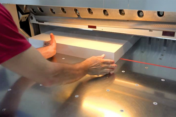 Cat xen la cong doan dau tien va co ban giup loai bo phan giay du thua va dua san pham Gia công sau in hộp carton Cắt xén là công đoạn đầu tiên và cơ bản, giúp loại bỏ phần giấy dư thừa và đưa sản phẩm