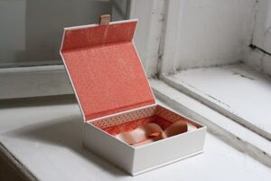 Xưởng làm hộp carton cứng cao cấp cho quà tặng